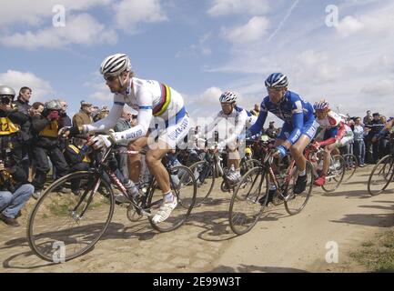 Il campione del mondo belga Tom Boonen e il belga Wilfried Cretskens (Quick Step - Innergetic) durante la 104a gara ciclistica classica Parigi-Roubaix tra Compiegne e Roubaix il 9 aprile 2006. Foto di Nicolas Gouhier/Cameleon/ABACAPRESS.COM Foto Stock