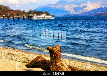 La crociera di Watebus da Luss ha votato uno dei villaggi più belli in Scozia per la serie drammatica Take the High Road., Loch Lomond., Scozia Foto Stock