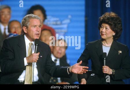 Il presidente George W. Bush formula osservazioni sul beneficio della droga di prescrizione medica al Northern Virginia Community College, ad Annandale, VA, USA, il 12 aprile 2006. Il segretario americano del lavoro Elaine L. Chao è fiancheggiato a destra. Foto di Olivier Douliery/ABACAPRESS.COM Foto Stock