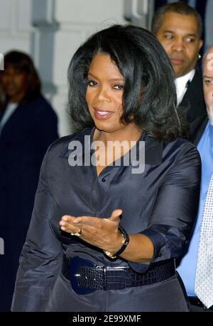 Oprah Winfrey arriva alla notte di apertura per 'Three Days of Rain' con Julia Roberts che si tiene al teatro Bernard Jacobs a New York, NY, USA il 19 aprile 2006. Foto di Nicolas Khayat/ABACAPRESS.COM Foto Stock