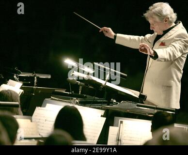 Il compositore di schermo Maurice Jarre suona con la National Lyon's Orchestra, a Lione, in Francia, il 20 aprile 2006. Celebra il suo 82esimo compleanno. Foto di Vincent Dargent/ABACAPRESS.COM Foto Stock