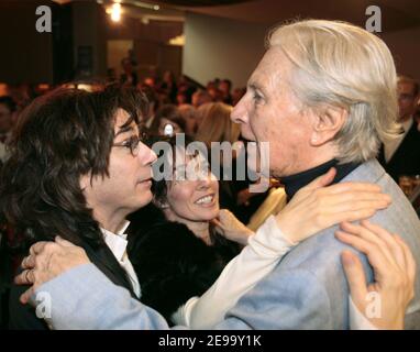 Il compositore di schermo Maurice Jarre suona con la National Lyon's Orchestra, a Lione, in Francia, il 20 aprile 2006. Celebra il suo 82esimo compleanno con il figlio Jean-Michel Jarre e Anne Parillaud. Foto di Vincent Dargent/ABACAPRESS.COM Foto Stock