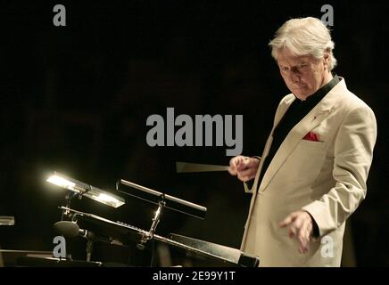 Il compositore di schermo Maurice Jarre suona con la National Lyon's Orchestra, a Lione, in Francia, il 20 aprile 2006. Celebra il suo 82esimo compleanno. Foto di Vincent Dargent/ABACAPRESS.COM Foto Stock