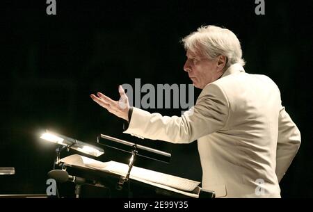 Il compositore di schermo Maurice Jarre suona con la National Lyon's Orchestra, a Lione, in Francia, il 20 aprile 2006. Celebra il suo 82esimo compleanno. Foto di Vincent Dargent/ABACAPRESS.COM Foto Stock