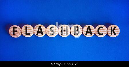 Simbolo di flashback. Cerchi di legno con la parola 'flashback'. Splendido sfondo blu. Concetto di business e flashback. Spazio di copia. Foto Stock