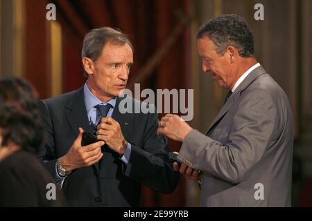 (L-R) Jean-Claude Killy e Guy Drut assistono ad una cerimonia al Palazzo Elysee a Parigi, in Francia, il 24 aprile 2006, dove i medalisti francesi delle Olimpiadi invernali di Torino 2006 sono stati premiati dal Presidente Chirac. Foto di Thierry Orban/Cameleon/ABACAPRESS.COM Foto Stock