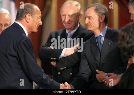 Il presidente Jacques Chirac stringe la mano con Jean-Claude Killy durante una cerimonia al Palazzo Elysee a Parigi, in Francia, il 24 aprile 2006. I medalisti francesi delle Olimpiadi invernali di Torino 2006 sono stati premiati con la Legione d'Honneur dal Presidente. Foto di Thierry Orban/Cameleon/ABACAPRESS.COM Foto Stock