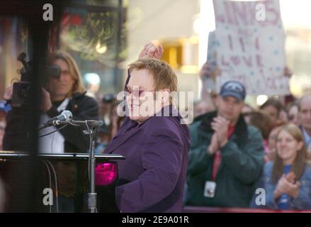 Sir Elton John si esibisce dal vivo sul Plaza al Rockefeller Center come parte della Today Show Toyota Concert Series della NBC a New York City, NY, USA, martedì 25 aprile 2006. Foto di Nicolas Khayat/ABACAPRESS.COM Foto Stock