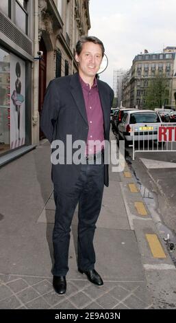 ESCLUSIVO. Attore e regista francese Antoine De Caunes promuove il suo film 'un ami parfait' alla stazione radio RTL di Parigi, Francia, il 25 aprile 2006 Foto di Denis Guignebourg/ABACAPRESS.COM Foto Stock