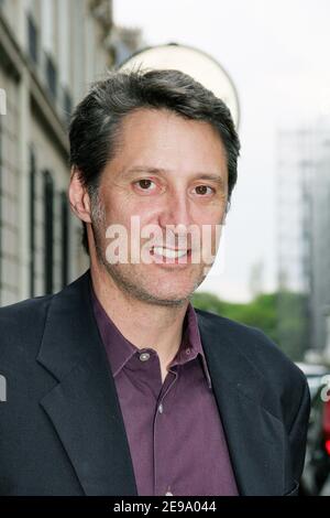 ESCLUSIVO. Attore e regista francese Antoine De Caunes promuove il suo film 'un ami parfait' alla stazione radio RTL di Parigi, Francia, il 25 aprile 2006 Foto di Denis Guignebourg/ABACAPRESS.COM Foto Stock