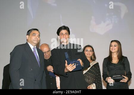 La star di Bollywood Shah Rukh Khan partecipa alla prima del suo film Veer-Zaara che si è tenuto al Rex Movie Theatre di Parigi, in Francia, il 26 aprile 2006 come parte della Bollywood Week, a Parigi. Foto di Benoit Pinguet/ABACAPRESS.COM Foto Stock