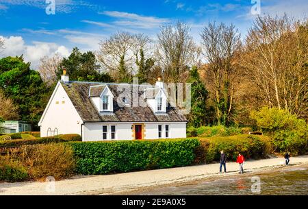 Cottage sulla spiaggia, Luss votato uno dei villaggi più belli in Scozia e luogo per serie drammatiche prendere la High Road., Loch Lomond., Scozia Foto Stock