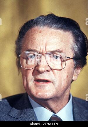 Immagine dell'ex ministro degli Esteri francese Roland Dumas il 4 dicembre 1985. Foto di Christophe Guibbaud/ABACAPRESS.COM Foto Stock