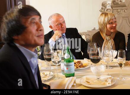 Curatore aggiunto della Fondazione Guggenheim, Alison M. Gingeras, architetto giapponese Tadao Ando e Francois Pinault pranza presso la casa della Comtessa Barnabo, di fronte al Palazzo grassi di Venezia, il 28 aprile 2006. Foto di Mehdi Taamallah/ABACAPRESS.COM Foto Stock