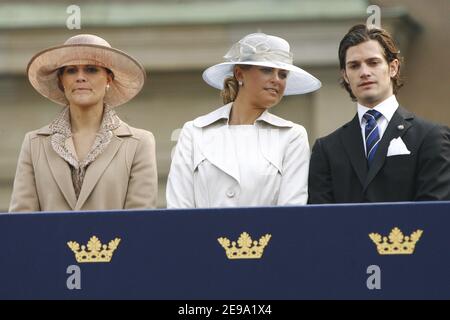 La principessa Vittoria, la principessa Madeleine e il principe Carl Philip durante la celebrazione del sessantesimo compleanno di Carl XVI Gustaf di Svezia nel Palazzo reale di Lejonbacken il 30 aprile 2006. Foto di Nebinger/Orban/ABACAPRESS.COM Foto Stock