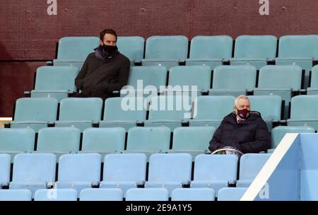 Il manager inglese Gareth Southgate e l'ex manager Aston Villa Brian Little (a destra) durante la partita della Premier League a Villa Park, Birmingham. Data immagine: Mercoledì 3 febbraio 2021. Foto Stock