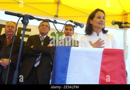 Visita del presidente PS de Poitou Charentes, Segolene Royal, a COURRIERES, dans le Nord Pas de Calais. Elle a ete accueillie par le maire de la ville, Christophe Pilch, et les deputes du Pas de Calais, Albert Facon et Odette Duriez. Apres une cerimonie de memoriation pour la journee des deportes, Mme Royal a inaugure un beghinage. Courrieres, Nord Pas de Calais, Francia, le 30/04/2006. Foto di Axelle de russe/ABACAPRESS.COM Foto Stock