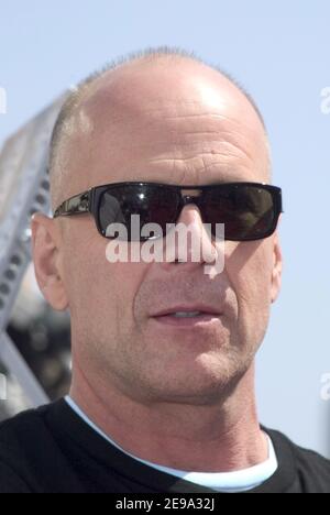 Bruce Willis arriva alla prima di Dreamworks nuova commedia animata al computer Over the Hedge, Mann Village Theatre, Westwood, Los Angeles, 30 aprile 2006. Foto di Steve Levy/ABACAPRESS.COM Foto Stock