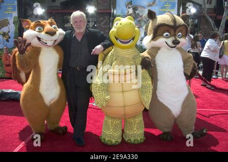 Nick Nolte arriva alla Premiere di Dreamworks nuova commedia animata al computer Over the Hedge, Mann Village Theatre, Westwood, Los Angeles, 30 aprile 2006. Foto di Steve Levy/ABACAPRESS.COM Foto Stock