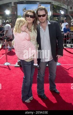 Brooke Shields con la figlia Rowan e il marito Chris Henchy che arrivano alla Premiere di Dreamworks nuova commedia animata al computer Over the Hedge, Mann Village Theatre, Westwood, Los Angeles, 30 aprile 2006. Foto di Steve Levy/ABACAPRESS.COM Foto Stock