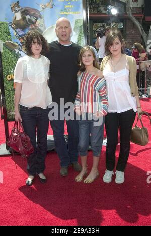 Bruce Willis con le sue figlie Rumer, Scout e Tallulah arrivò alla prima di Dreamworks nuova commedia animata da computer Over the Hedge, Mann Village Theatre, Westwood, Los Angeles, 30 aprile 2006. Foto di Steve Levy/ABACAPRESS.COM Foto Stock