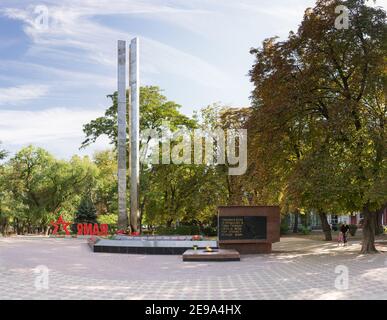 Russia, Crimea, Feodosia 18 settembre 2020-Monumento ai caduti nelle battaglie per la città durante le guerre civili e grandi patriottiche. Testo russo Foto Stock