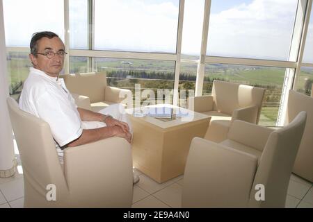 Il grande chef francese Michel Bras si pone di fronte al suo Hotel-ristorante 'Michel Bras', a Laguiole, Francia, il 4 maggio 2006. Il ristorante 'Michel Bras' ha 3 stelle nella guida Michelin. Foto di Pascal Parrot/ABACAPRESS.COM Foto Stock