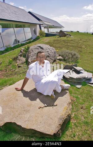 Il grande chef francese Michel Bras si pone di fronte al suo Hotel-ristorante 'Michel Bras', a Laguiole, Francia, il 4 maggio 2006. Il ristorante 'Michel Bras' ha 3 stelle nella guida Michelin. Foto di Pascal Parrot/ABACAPRESS.COM Foto Stock