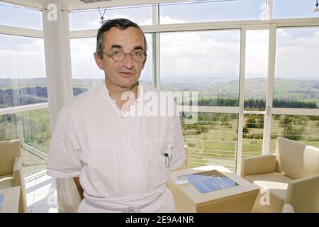 Il grande chef francese Michel Bras si pone di fronte al suo Hotel-ristorante 'Michel Bras', a Laguiole, Francia, il 4 maggio 2006. Il ristorante 'Michel Bras' ha 3 stelle nella guida Michelin. Foto di Pascal Parrot/ABACAPRESS.COM Foto Stock