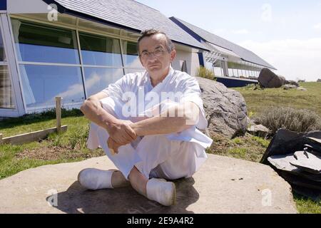 Il grande chef francese Michel Bras si pone di fronte al suo Hotel-ristorante 'Michel Bras', a Laguiole, Francia, il 4 maggio 2006. Il ristorante 'Michel Bras' ha 3 stelle nella guida Michelin. Foto di Pascal Parrot/ABACAPRESS.COM Foto Stock