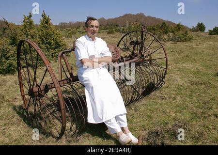 Il grande chef francese Michel Bras si pone di fronte al suo Hotel-ristorante 'Michel Bras', a Laguiole, Francia, il 4 maggio 2006. Il ristorante 'Michel Bras' ha 3 stelle nella guida Michelin. Foto di Pascal Parrot/ABACAPRESS.COM Foto Stock