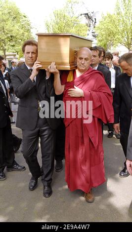 Matthieu Ricard durante i funerali di Jean-Francois Revel al cimitero di Montparnasse a Parigi il 5 maggio 2006. Foto di Bruno Klein/ABACAPRESS.COM. Foto Stock