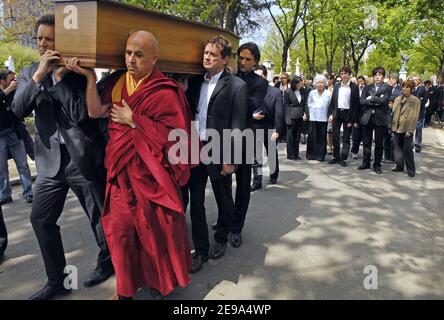 Matthieu Ricard durante i funerali di Jean-Francois Revel al cimitero di Montparnasse a Parigi il 5 maggio 2006. Foto di Bruno Klein/ABACAPRESS.COM. Foto Stock