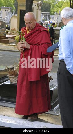 Matthieu Ricard durante i funerali di Jean-Francois Revel al cimitero di Montparnasse a Parigi il 5 maggio 2006. Foto di Bruno Klein/ABACAPRESS.COM. Foto Stock