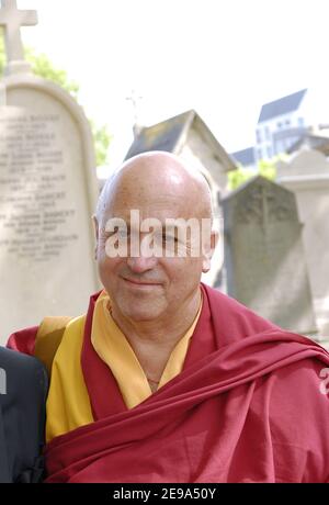 Matthieu Ricard durante i funerali di Jean-Francois Revel al cimitero di Montparnasse a Parigi il 5 maggio 2006. Foto di Bruno Klein/ABACAPRESS.COM. Foto Stock