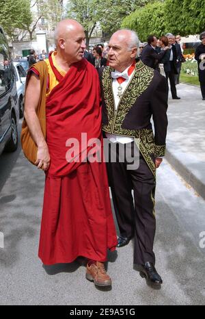 Matthieu Ricard e Pierre Nora durante i funerali di Jean-Francois Revel al cimitero di Montparnasse a Parigi il 5 maggio 2006. Foto di Bruno Klein/ABACAPRESS.COM. Foto Stock