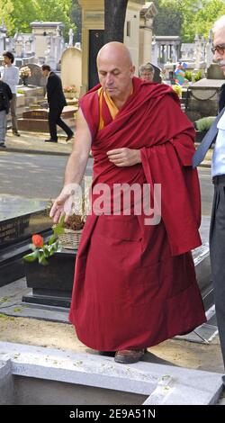 Matthieu Ricard durante i funerali di Jean-Francois Revel al cimitero di Montparnasse a Parigi il 5 maggio 2006. Foto di Bruno Klein/ABACAPRESS.COM. Foto Stock