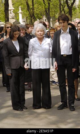 La famiglia di Claude Sarraute durante i funerali di Jean-Francois Revel al cimitero di Montparnasse a Parigi il 5 maggio 2006. Foto di Bruno Klein/ABACAPRESS.COM. Foto Stock