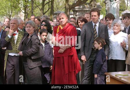 Pierre Nora, Eve Revel, Matthieu Picard e Nicolas Revel con Claude Sarraute durante i funerali di Jean-Francois Revel al cimitero di Montparnasse a Parigi il 5 maggio 2006. Foto di Bruno Klein/ABACAPRESS.COM. Foto Stock