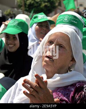 Le Donne Palestinesi Detengono Bandiere Islamiche E Gridano Slogan ...