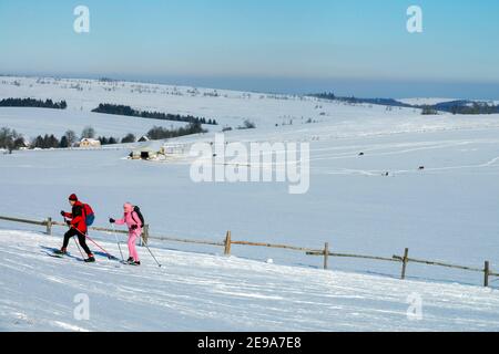 Coppia senior di sci di fondo, uomo e donna che cammina in campagna durante l'inverno Foto Stock