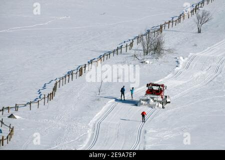 Spazzaneve macchina su pista di fondo, spazzaneve su montagna cresta Ore Montagne Repubblica Ceca Foto Stock