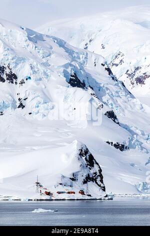 La stazione di ricerca argentina Almirante Brown, situata a Paradise Harbour, Antartide. Foto Stock