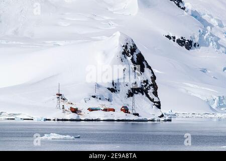 La stazione di ricerca argentina Almirante Brown, situata a Paradise Harbour, Antartide. Foto Stock