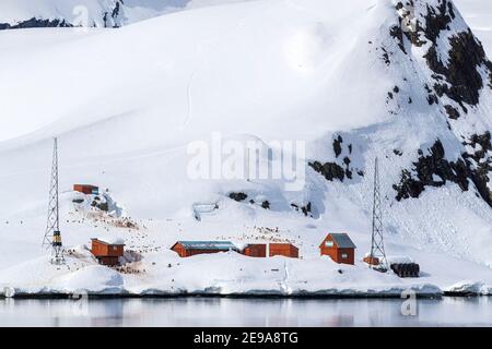 La stazione di ricerca argentina Almirante Brown, situata a Paradise Harbour, Antartide. Foto Stock