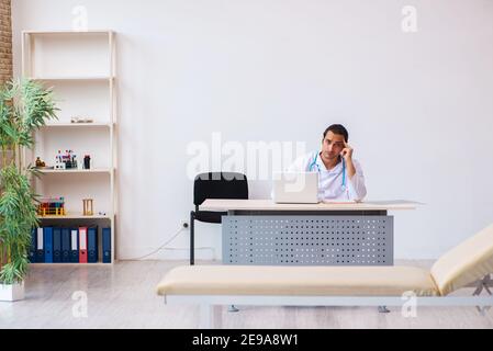 Giovane medico in concetto di telemedicina Foto Stock