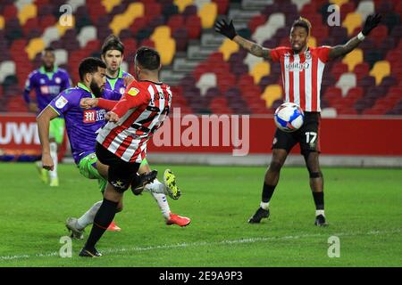 Londra, Regno Unito. 3 Feb 2021. Londra, Regno Unito. 03 Feb 2021. Saman Ghoddos di Brentford (20) segna il 3° goal delle squadre. EFL Skybet Championship, Brentford contro Bristol City al Brentford Community Stadium di Brentford a Londra mercoledì 3 febbraio 2021. Questa immagine può essere utilizzata solo per scopi editoriali. Solo per uso editoriale, è richiesta una licenza per uso commerciale. Nessun utilizzo nelle scommesse, nei giochi o nelle pubblicazioni di un singolo club/campionato/giocatore. pic by Steffan Bowen/Andrew Orchard sports photography/Alamy Live news Credit: Andrew Orchard sports photography/Alamy Live News Foto Stock