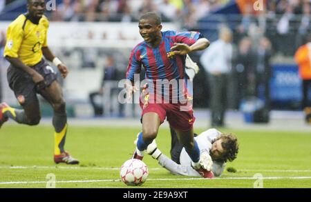 Samuel Eto'o di Barcellona e Jens Lehmann di Arsenal combattono per la palla durante la finale di Champions League, Barcellona contro Arsenal, allo Stade de France, a Saint Denis, vicino a Parigi, Francia, il 17 maggio 2006. Barcellona ha vinto 2-1. Foto di Nicolas Gouhier/CAMELEON/ABACAPRESS.COM Foto Stock