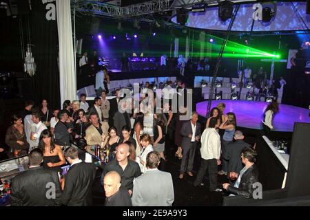 Atmosfera al club "VIP Room" durante il 59esimo Festival Internazionale del Cinema di Cannes, a Cannes, Francia, il 17 maggio 2006. Foto di Benoit Pinguet/ABACAPRESS.COM Foto Stock