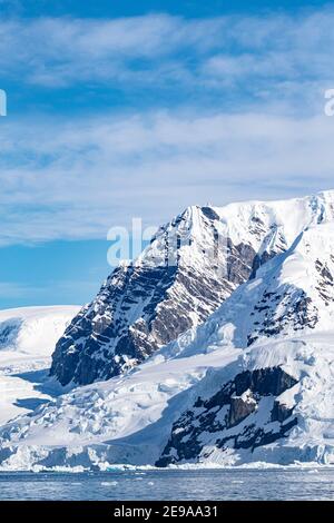 Montagne innevate, ghiacciai e iceberg a Lindblad Cove, Charcot Bay, Trinity Peninsula, Antartide. Foto Stock